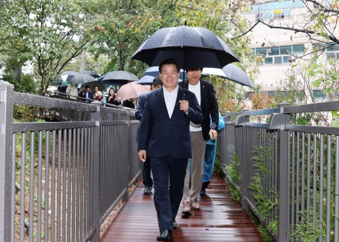 광명시는 지난 7월 광명3동 도시재생 뉴딜사업의 일환으로 시작된 늘빛하늘정원 조성 사업 준공식을 22일 오전 개최했다. 사진은 박승원 광명시장이 새로 조성된 '늘빛하늘정원' 산책로를 거니는 모습.