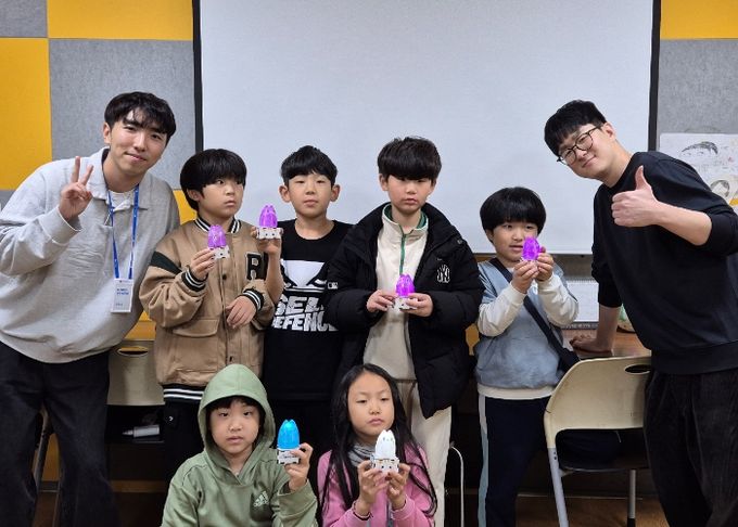 광명시가 디지털 취약계층의 교육 접근성을 높이기 위해 ‘찾아가는 디지털 교육’을 운영하고 있다고 25일 밝혔다. 사진은 지난 21일 힘찬키움지역아동센터에서 디지털 교육 전문 강사와 센터 아이들이 기념사진을 촬영하고 있는 모습.