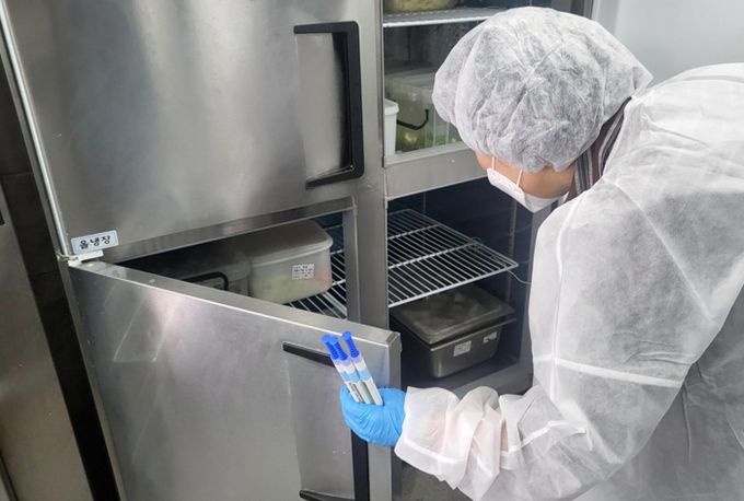 집단급식소를 점검하는 모습