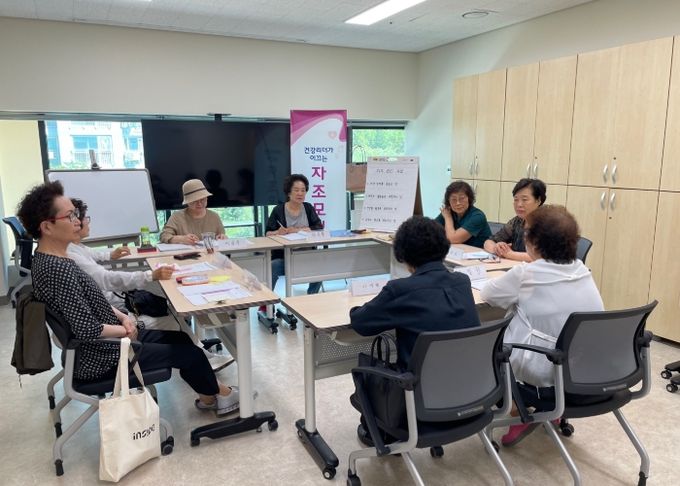 지난 8월 고혈압 당뇨병 등록교육센터 교육실에서 자조모임을 진행하는 모습.