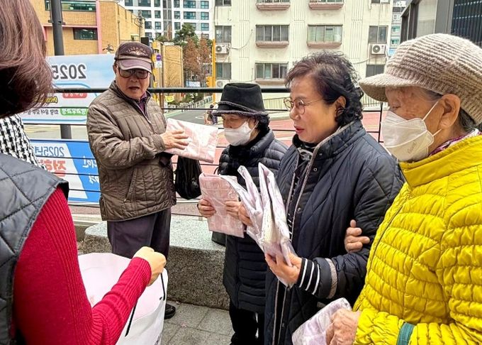 광명시 광명7동 한순일 체육회장은 지난 24일 광명7동 행정복지센터에서 주민들의 따뜻한 겨울나기를 위해 방한 목도리 20세트를 기부했다.