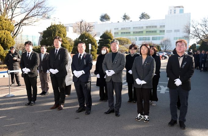 수원특례시의회, 제주항공 여객기 사고 합동분향소 찾아 희생자 조문