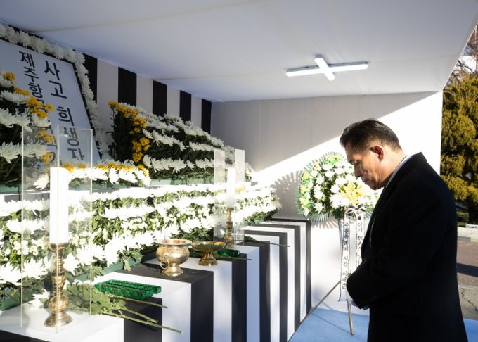 이재준 수원시장이 합동분향소에서 항공참사 희생자들을 추모하고 있다.