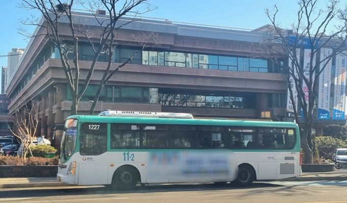 1일부터 시내버스 공공관리제로 전환된 11-2번 버스가 광명시청 앞을 지나고 있다.