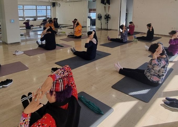 건강체조 교실이 진행 중인 모습.