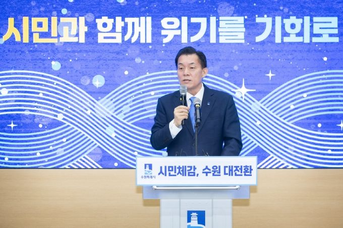 이재준 수원특례시장이 지난 6일 수원시청에서 2025년 신년브리핑을 열어 올해 주요 계획을 소개하고 있다.