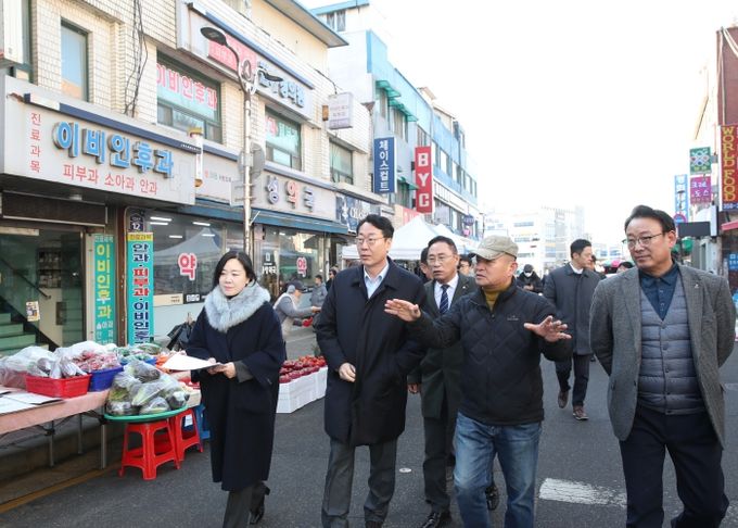정명근 화성특례시장, 조암시장 방문 통해 상인들과 소통하며 애로사항 청취... “전통시장 발전 위해 노력할 것”