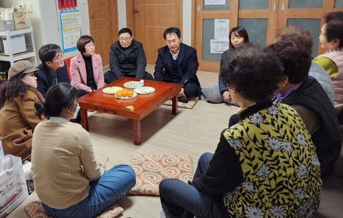 광명시 철산4동 행정복지센터는 설을 맞아 지난 24일 철산4동 주민자치회, 철산종합사회복지관과 함께 관내 경로당 3곳을 방문했다.