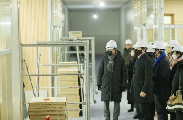 배정수 의장이 교내 시설 현장을 시찰 중이다