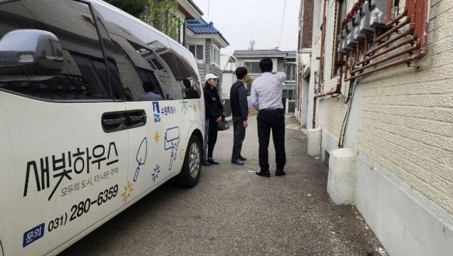 집수리 전문가가 집수리 지원사업 대상자의 집을 찾아가 컨설팅을 하고 있다.