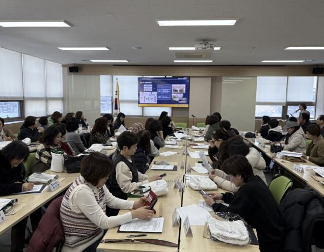 베테랑 팀장이 금곡동 통장들을 대상으로 ‘새빛민원실’ 운영성과를 발표하고 있다.