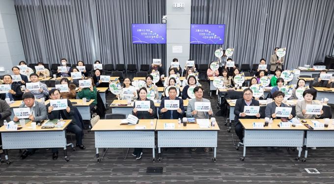 포럼 참석자들이 교통안전 메시지가 담긴 피켓을 들고 함께하고 있다.