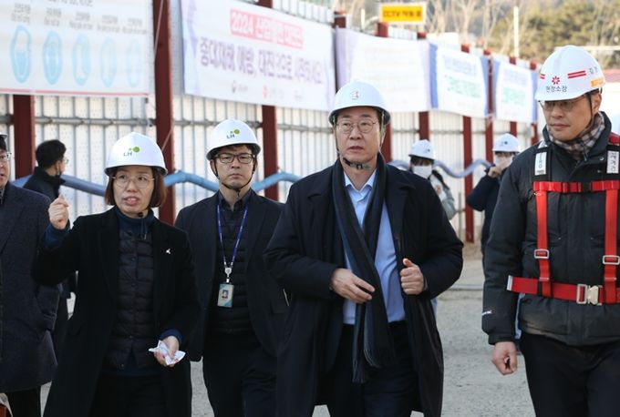 정명근 화성특례시장, 화성예술의전당 건설 현장 점검... “경기 남부권 공연 문화 랜드마크로 자리매김 할 것”