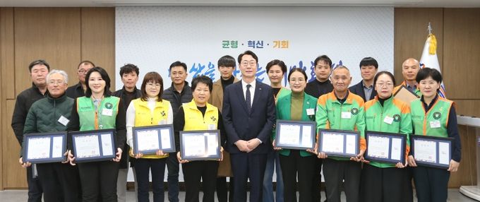 정명근 화성특례시장, 제주항공 사고 자원봉사 및 제설작업에 기여한 유공자 52명에게 표창 수여