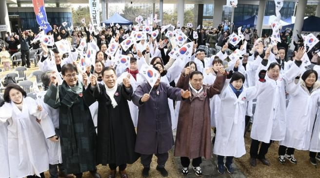 지난 1일 제106주년 3·1절 기념행사에서 이재준 수원시장과 시민들이 만세를 외치고 있다.