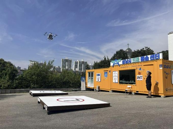 성남시 드론배송센터에서 물품을 배송하는 드론 모습