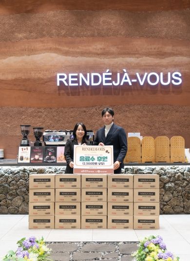 감성카페 랑데자뷰, 이웃을 위한 기부물품 전달