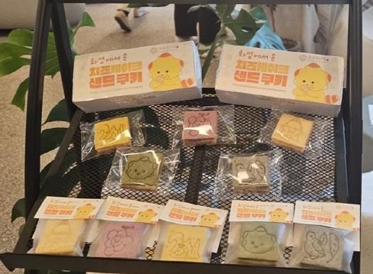 지역상징물 활용 디저트 제품(좌 코리요빵, 우 지역상징물 활용 치즈케이크 샌드쿠키)