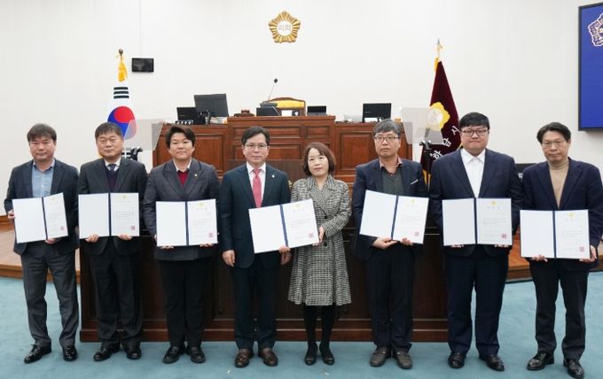 3월 18일 제338회 임시회 제1차 본회의에서 ‘2024회계연도 결산검사위원’ 위촉식이 열린 가운데 금광연 의장과 결산검사위원들이 기념촬영을 하고 있다. (사진_하남시의회 제공)