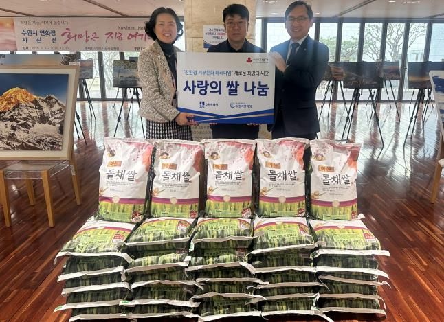 백미 전달식 후 기념촬영을 하고 있다.