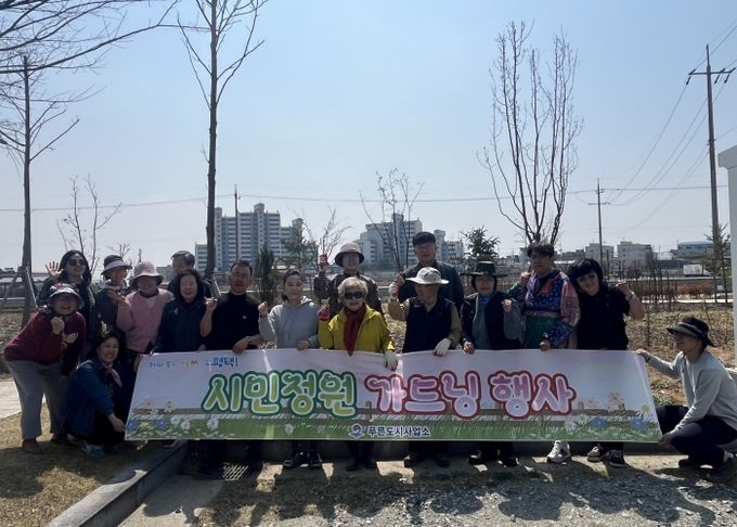 오성면 행복정원단, 농업기술센터 내 테마정원 조성 봉사활동 진행