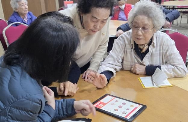 수원시 팔달구 인계동 한화꿈에그린 경로당 어르신 키오스크 사용 교육 실시