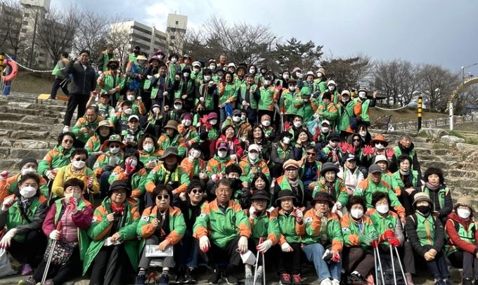 광명시 자율방재단이 각종 재난 상황에서 시민의 안전을 지키기 위해 활동하고 있다.