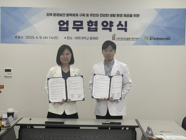 협약식 후 기념촬영을 하고 있다