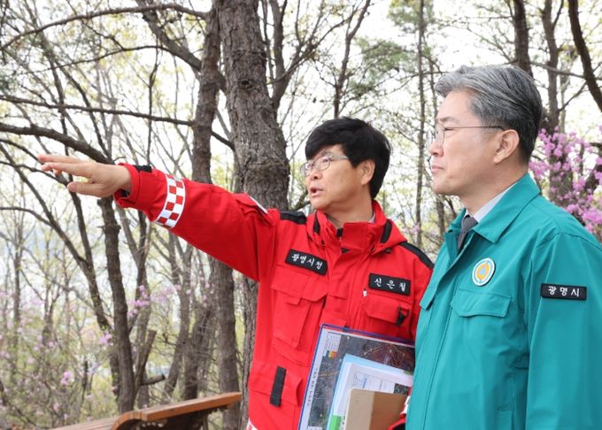 지난 9일 정순욱 부시장을 비롯한 간부 공무원들이 구름산 등산로에서 직접 산불 순찰을 실시하며 예방 활동을 벌이고 있다.