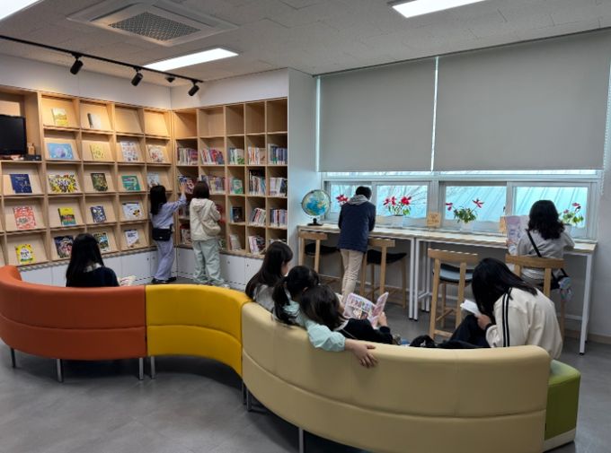 김포시가 통진읍 상호문화교류센터 내에 이주배경청소년을 위한 독서쉼터를 14일 개관했다.