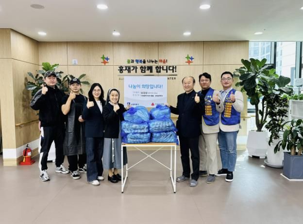 삼겹살 전달식 참석자들이 함께하고 있다