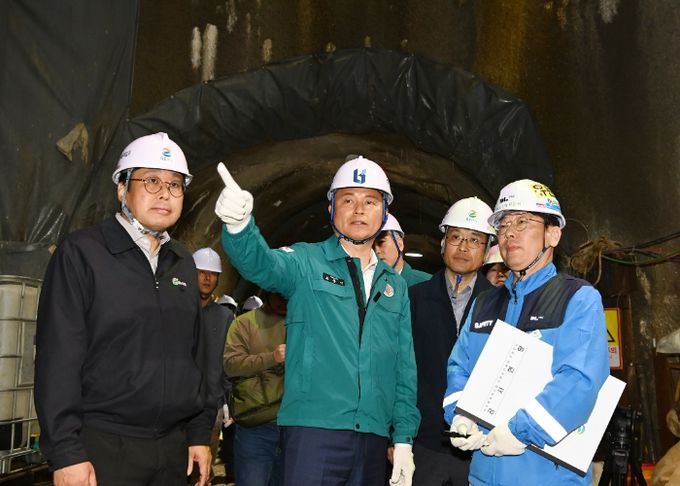 조용익 부천시장이 GS파워 부천열병합발전소 현대화사업 지중송전설비 공사 현장에서 철저한 안전관리 당부하고 있다.