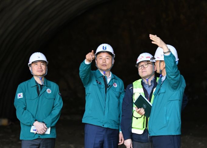 조용익 부천시장이 광명~서울 고속도로 3공구 공사현장을 방문해 진행상황을 점검하고 있다.