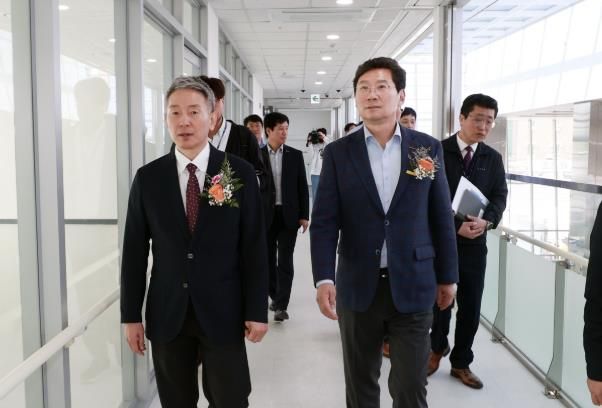 이상일 용인특례시장이 28일 개관식을 열고 정식 운영을 시작한 '용인공영버스터미널' 시설을 둘러보고 있다.