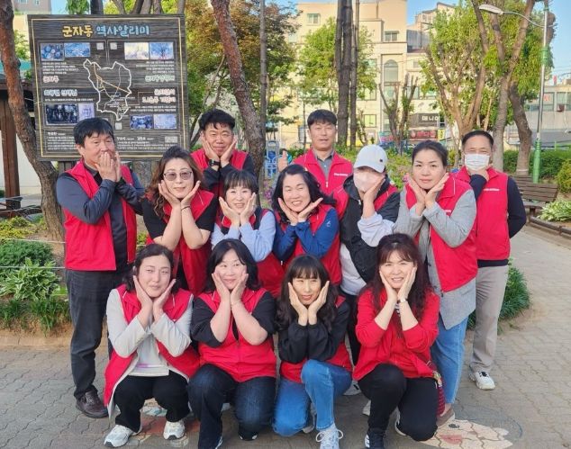 우리동네 한바퀴 활동을 펼친 군자동 주민자치회.