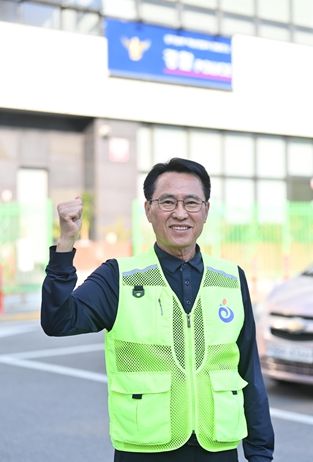 보이스피싱 피해를 막아낸 권오경 치안지킴이가 감일 치안초소 앞에서 밝은 표정으로 포즈를 취하고 있다. 침착한 대응과 끈질긴 설득으로 한 시민의 소중한 재산과 가족의 평온을 지켜낸 주인공이다.