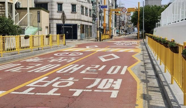 옥터초등학교 주변 안전통학로에 조성된 꽃길