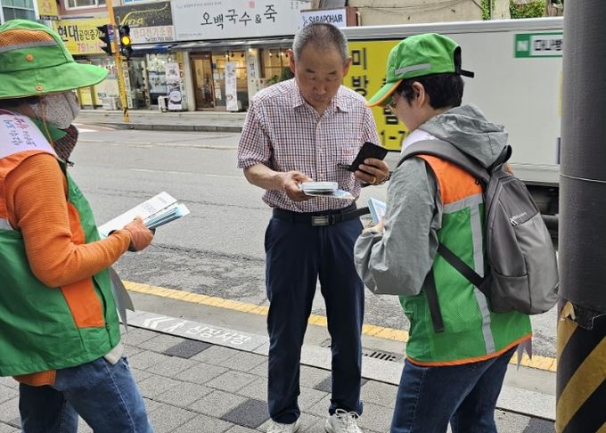 20일, 석바대 상점가와 신장시장 일대에서 시민들에게 안전점검 관련 홍보물을 배부하고 있는 모습.