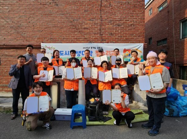 김포시는 지난 21일 사우동 주거취약가구를 대상으로 도시재생대학 집수리 재능기부 현장실습을 진행하고 수료식을 개최했다.