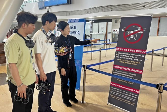 여객터미널 이용객을 대상으로 계도 활동을 하고 있다 / 사진 제공 = 인천항만공사