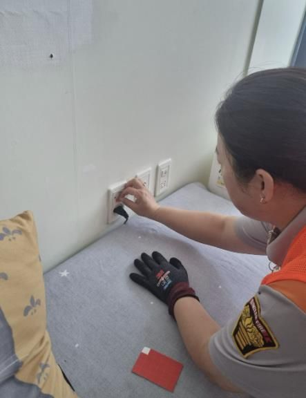 콘센트용 자동소화패치 부착하고 있는 모습