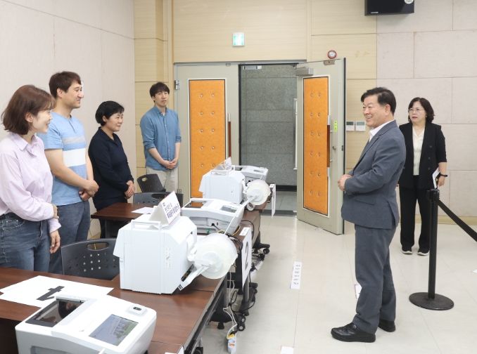 박승원 광명시장이 28일 오후 철산3동 행정복지센터 내 설치된 사전투표소를 방문해 준비 상황을 점검하고, 투표사무원들을 격려하고 있다.