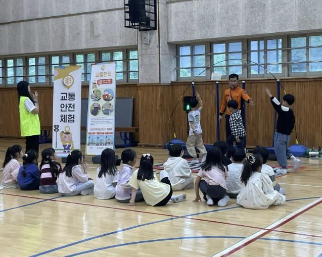 성남시 어린이 안전캠프에서 학생들이 교통안전을 배우고 있다(2025년 사진