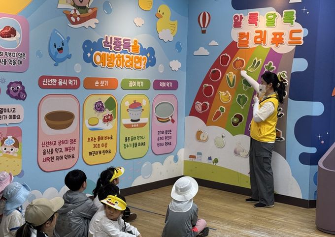 컬러푸드 교육을 듣고 있는 어린이들