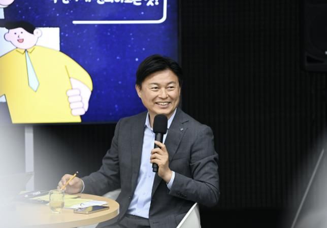 조용익 부천시장이 지난 6월 13일 유한대학교에서 열린 영톡스클럽에서 청년들과 대화를 나누고 있다.