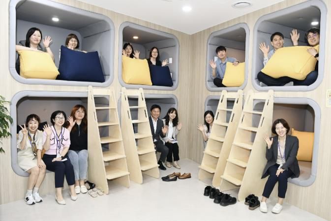 조용익 부천시장과 직원들이 원종동에 새롭게 개소한 ‘오정청년공간’을 이용해 보고 있다.