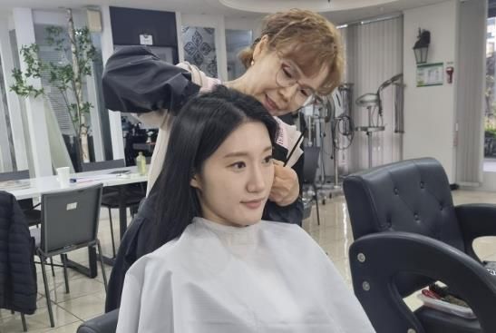 한 청년이 헤어․메이크업 드림 사업을 통해 면접 준비를 위한 헤어 서비스를 받고 있다.