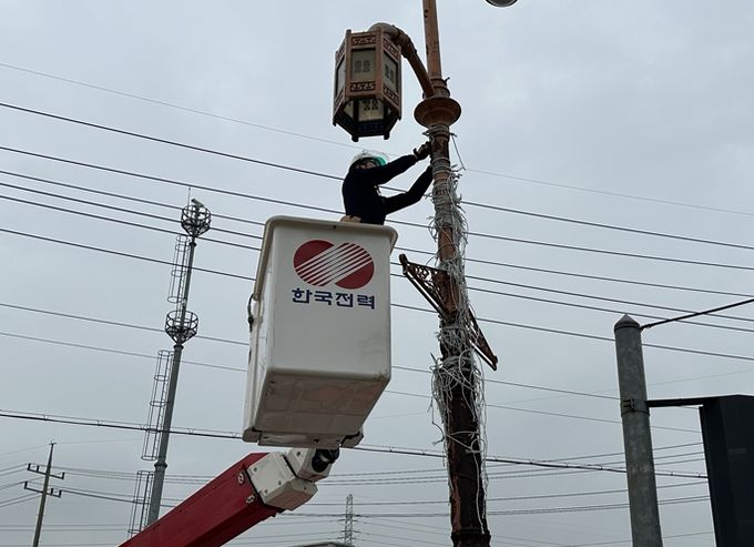 불법 광고물을 제거 환경 정비 활동 모습