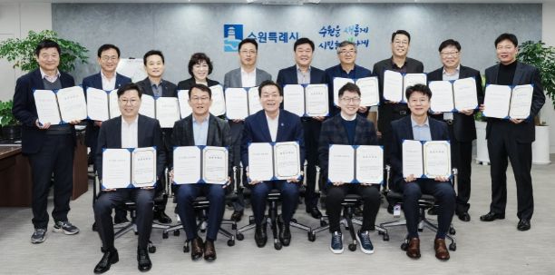 이재준 수원시장(앞줄 가운데), 조청식 제1부시장(앞줄 왼쪽 2번째), 황인국 제2부시장(앞줄 오른쪽 2번째) 등 간부공무원이 실천서약서에 서명한 후 기념촬영을 하고 있다.