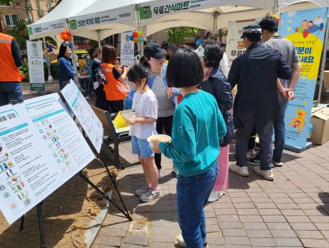 안성시 대덕면 다문화가정 위해 쓰레기 분리배출요령 홍보